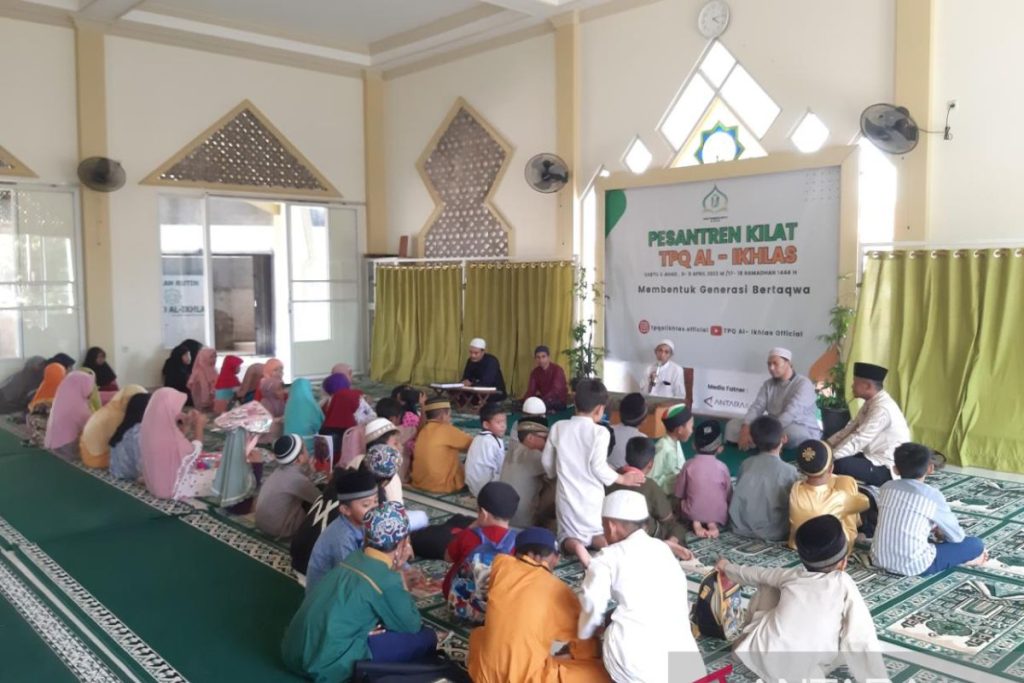 Kegiatan pesantren kilat remaja.